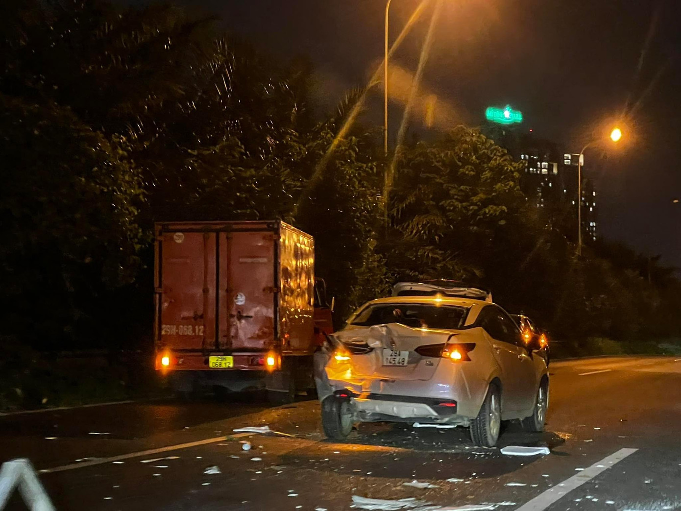 Trong tối cùng ngày, trên Đại lộ Thăng Long xảy ra vụ va chạm giữa 3 ô tô. Thông tin ban đầu, vụ việc không gây thiệt hại về người. Giao thông qua khu vực gặp khó khăn. Trong tối cùng ngày, trên Đại lộ Thăng Long xảy ra vụ va chạm giữa 3 ô tô. Thông tin ban đầu, vụ việc không gây thiệt hại về người. Giao thông qua khu vực gặp khó khăn.