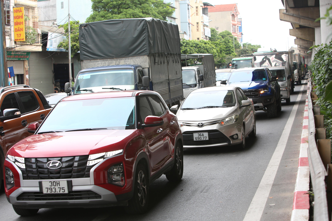 Hướng phương tiện từ đường Vành đai 3 trên cao xuống ngã tư Giải Phóng - Ngọc Hồi. Hướng phương tiện từ đường Vành đai 3 trên cao xuống ngã tư Giải Phóng - Ngọc Hồi.