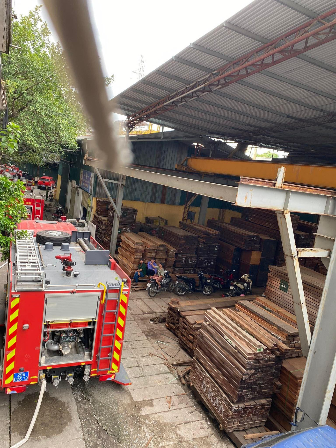 Bên trong để nhiều hàng hoá. Bên trong để nhiều hàng hoá.