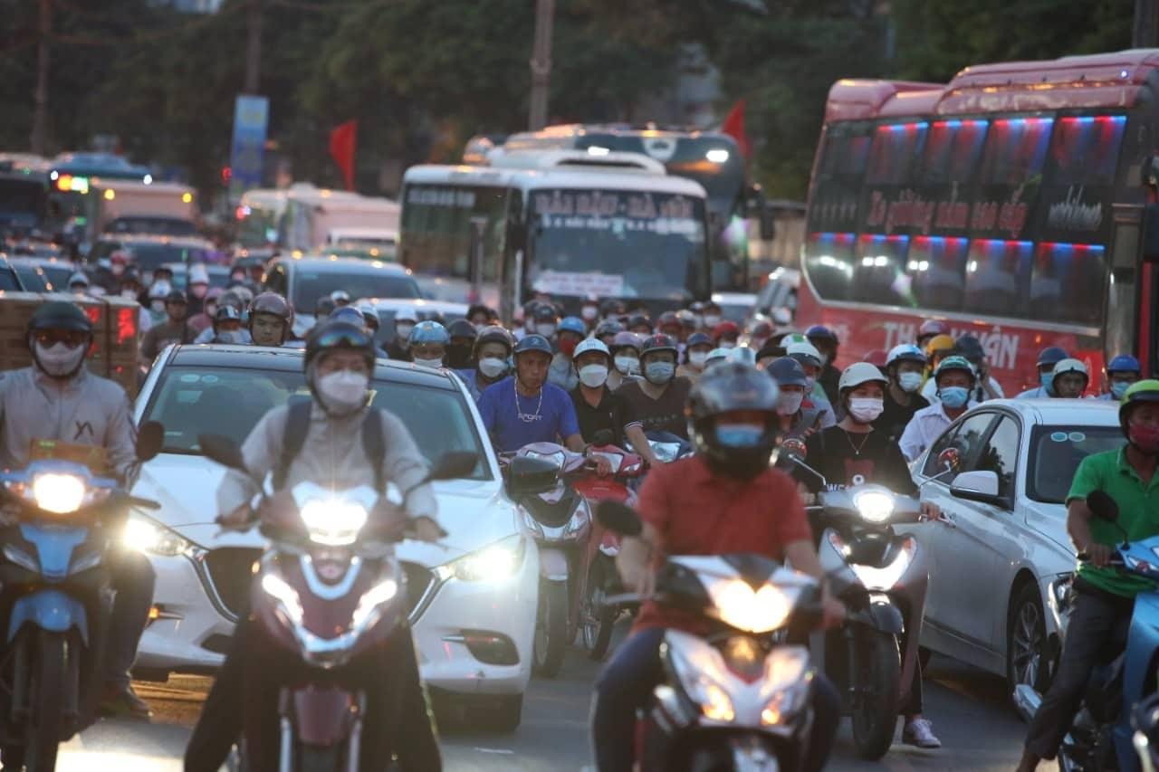 Trong đó, khu vực đường Giải Phóng hướng đi Ngọc Hồi ùn dài, các phương tiện di chuyển rất chậm.. Trong đó, khu vực đường Giải Phóng hướng đi Ngọc Hồi ùn dài, các phương tiện di chuyển rất chậm..