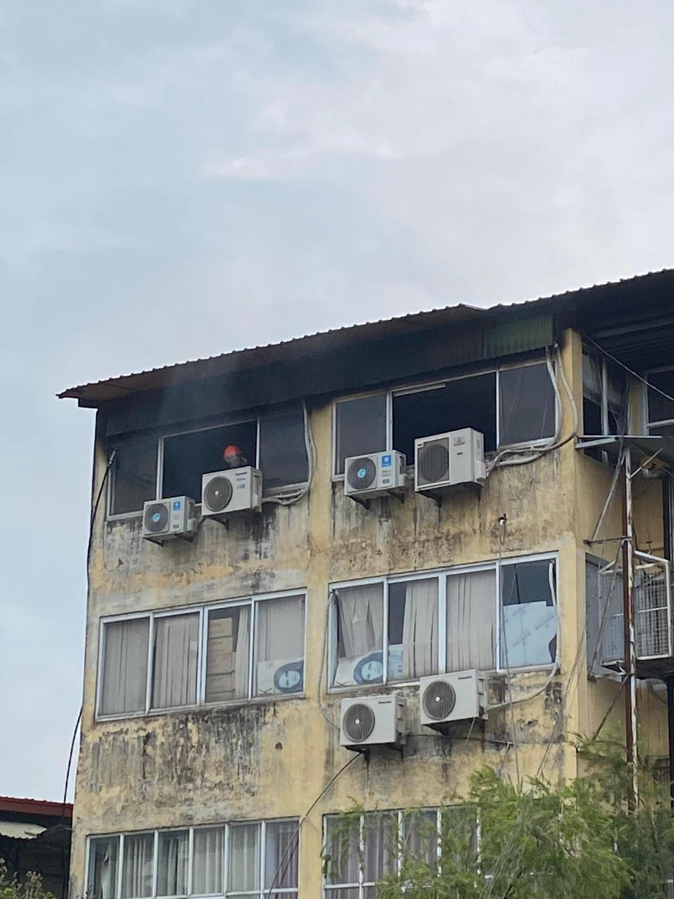 Lực lượng cứu hoả tiếp cận hiện trường. Lực lượng cứu hoả tiếp cận hiện trường.