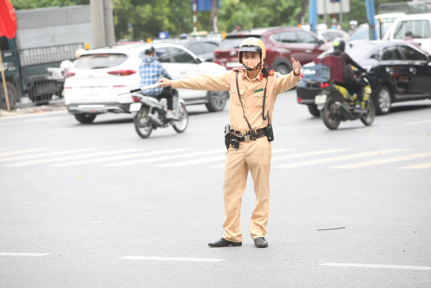Lực lượng CSGT phân luồng tại ngã tư Giải Phóng. Lực lượng CSGT phân luồng tại ngã tư Giải Phóng.