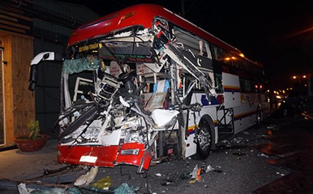 BẢN TIN ATGT: Xe giường nằm đâm xe cẩu, lái phụ chết thảm ảnh 5