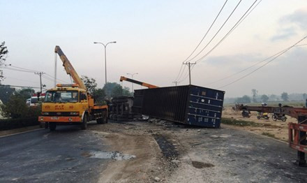 BẢN TIN ATGT: Xe giường nằm đâm xe cẩu, lái phụ chết thảm ảnh 3