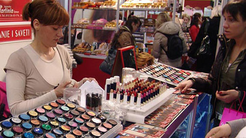 Người tiêu dùng châu Âu lựa chọn mỹ phẩm tại một cửa hàng. Ảnh: tt-group.net