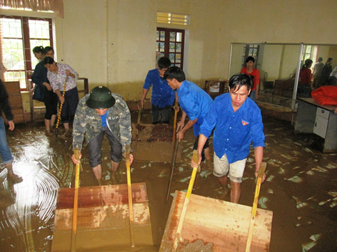 Lực lượng bộ đội biên phòng, thanh niên tình nguyện giúp trường mầm non xã Sơn Kim 2 dọn dẹp sau lũ