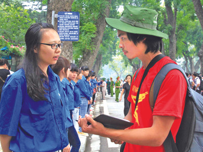 Phóng viên đi phỏng vấn lấy tin và cập nhật từng giây ngay tại chỗ