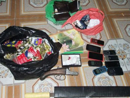 Bao cao su, súng và ma túy bị thu giữ