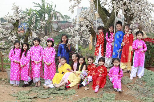 Cô Hồng Pink cùng các học trò xinh xắn của câu lạc bộ người mẫu nhí Cô Hồng Pink cùng các học trò xinh xắn của câu lạc bộ người mẫu nhí