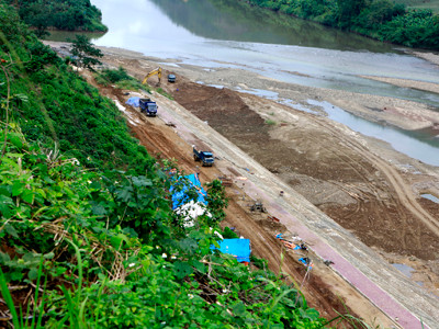 Con đường ven sông đang hình thành. Con đường ven sông đang hình thành