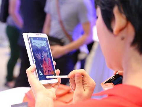 Xuân Lan tỏ ra thích thú với tính năng Screen Write tích hợp sẵn trong Galaxy Note III giúp viết và vẽ trực tiếp lên ảnh 