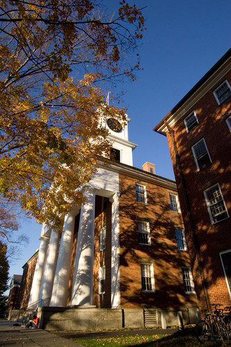 Cao đẳng Amherst cũng thuộc top trường nghệ thuật tự do nhưng thành lập từ năm 1821. Trường có 5 hệ thống trường cao đẳng, nhiều ngành học về nghệ thuật, khoa học, nhân văn. Chuyên ngành tiêu biểu của trường tập trung vào khoa học máy tính, kinh tế, thiên văn học, âm nhạc, tôn giáo, nghiên cứu Châu Âu... Mức học phí của trường/ năm trên 44.000 USD