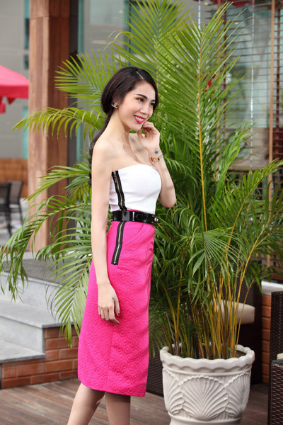 Khi mặc áo croptop trắng, Thủy Tiên trông gầy gò dù mới sinh con được khoảng một năm