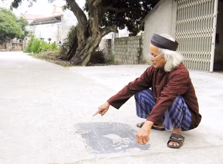 Trên bề mặt phiến đá này có 2 vết lõm tròn, tựa như như gót chân người. Kích thước ước rộng khoảng 40 cm, dài 80 cm
