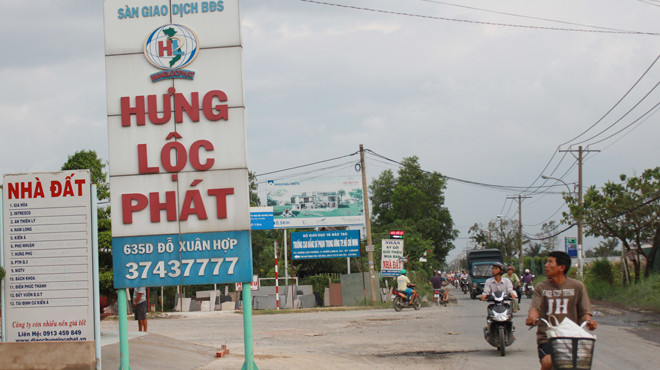 Mặc dù giá các dự án đã giảm 2-2,5 triệu đồng/m2 so với đầu năm nhưng các sàn giao dịch bất động sản ở khu đường Đỗ Xuân Hợp, quận 9 vẫn vắng bóng người mua