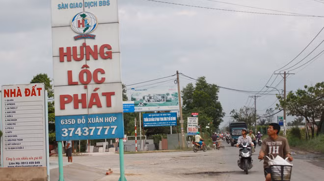 Mặc dù giá các dự án đã giảm 2-2,5 triệu đồng/m2 so với đầu năm nhưng các sàn giao dịch bất động sản ở khu đường Đỗ Xuân Hợp, quận 9 vẫn vắng bóng người mua