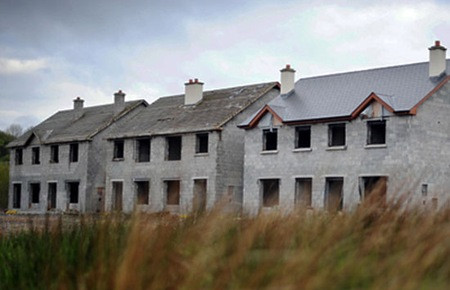 Cũng giống như ở nhiều nơi khác trên thế giới, thị trường bất động sản châu Âu đã từng trải qua một giai đoạn tăng trưởng bùng nổ để rồi rơi vào cảnh bong bóng vỡ. Ảnh: CNBC. Cũng giống như ở nhiều nơi khác trên thế giới, thị trường bất động sản châu Âu đã từng trải qua một giai đoạn tăng trưởng bùng nổ để rồi rơi vào cảnh bong bóng vỡ - Ảnh: CNBC