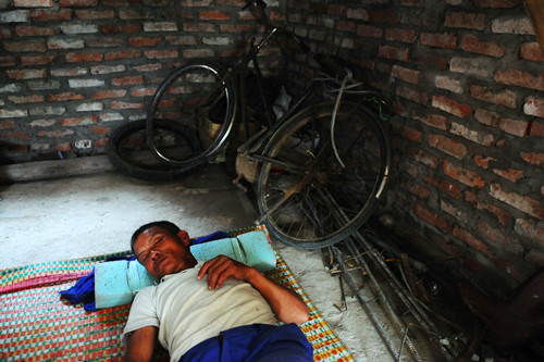 Giấc ngủ trưa của một người làm nghề thu gom, phân loại rác