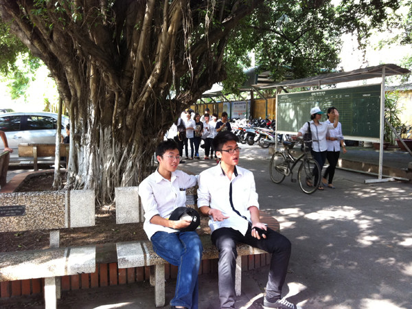 Xem xong phòng thi, nhiều thí sinh vẫn ở lại ôn bài với nhau