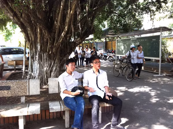 Xem xong phòng thi, nhiều thí sinh vẫn ở lại ôn bài với nhau