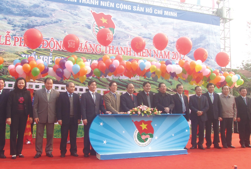 Phó Thủ tướng Nguyễn Xuân Phúc (thứ 3 từ trái sang) tại lễ ra quân Tháng Thanh niên ở Lào Cai 