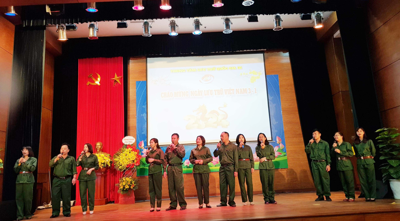 Cán bộ, nhân viên Trung tâm Lưu trữ Quốc gia III trình bày bài hát Năm anh em trên một chiếc xe tăng của nhạc sĩ Doãn Nho. Ảnh: Kiến Nghĩa.