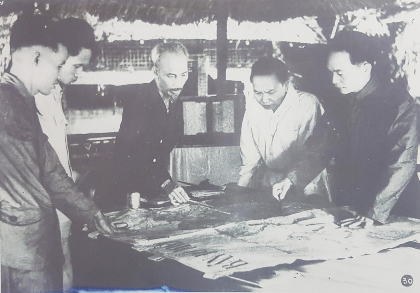Chủ tịch Hồ Chí Minh cùng các đồng chí Trường Chinh, Phạm Văn Đồng, Võ Nguyên Giáp họp bàn quyết định mở Chiến dịch Điện Biên Phủ, tháng 12/1953.