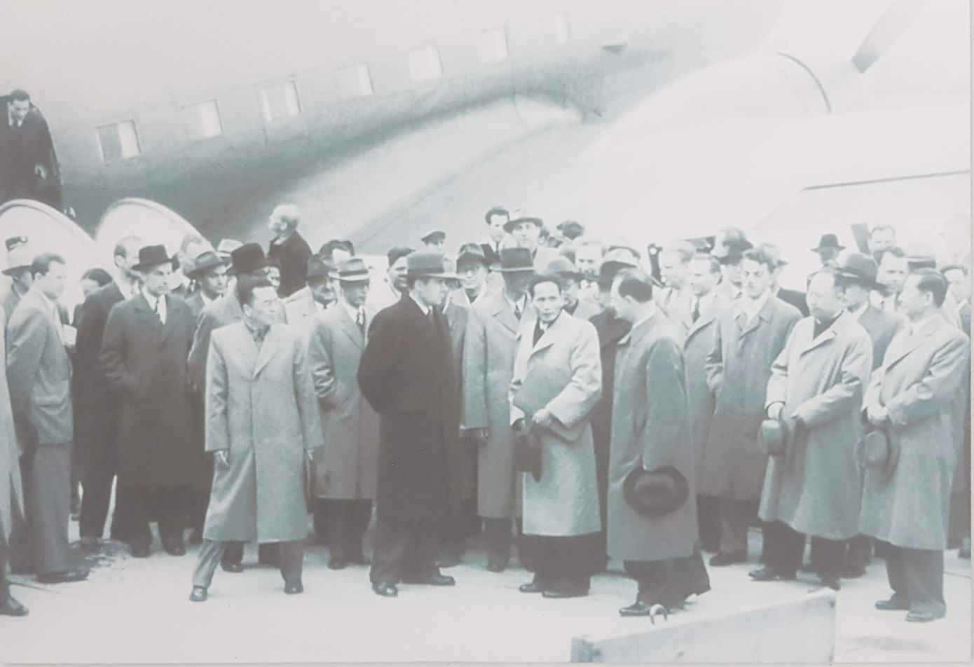 Các thành viên Đoàn đại biểu Việt Nam Dân chủ Cộng hòa tham dự Hội nghị Giơ-ne-vơ tại Thụy Sĩ.