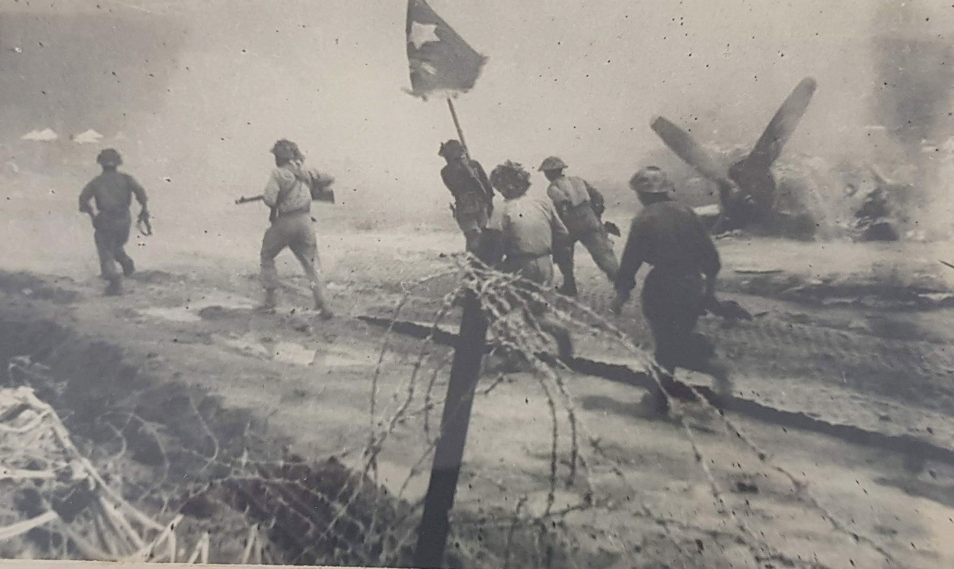 Cánh quân của ta đang đánh vào cứ điểm của địch tại Điện Biên Phủ.