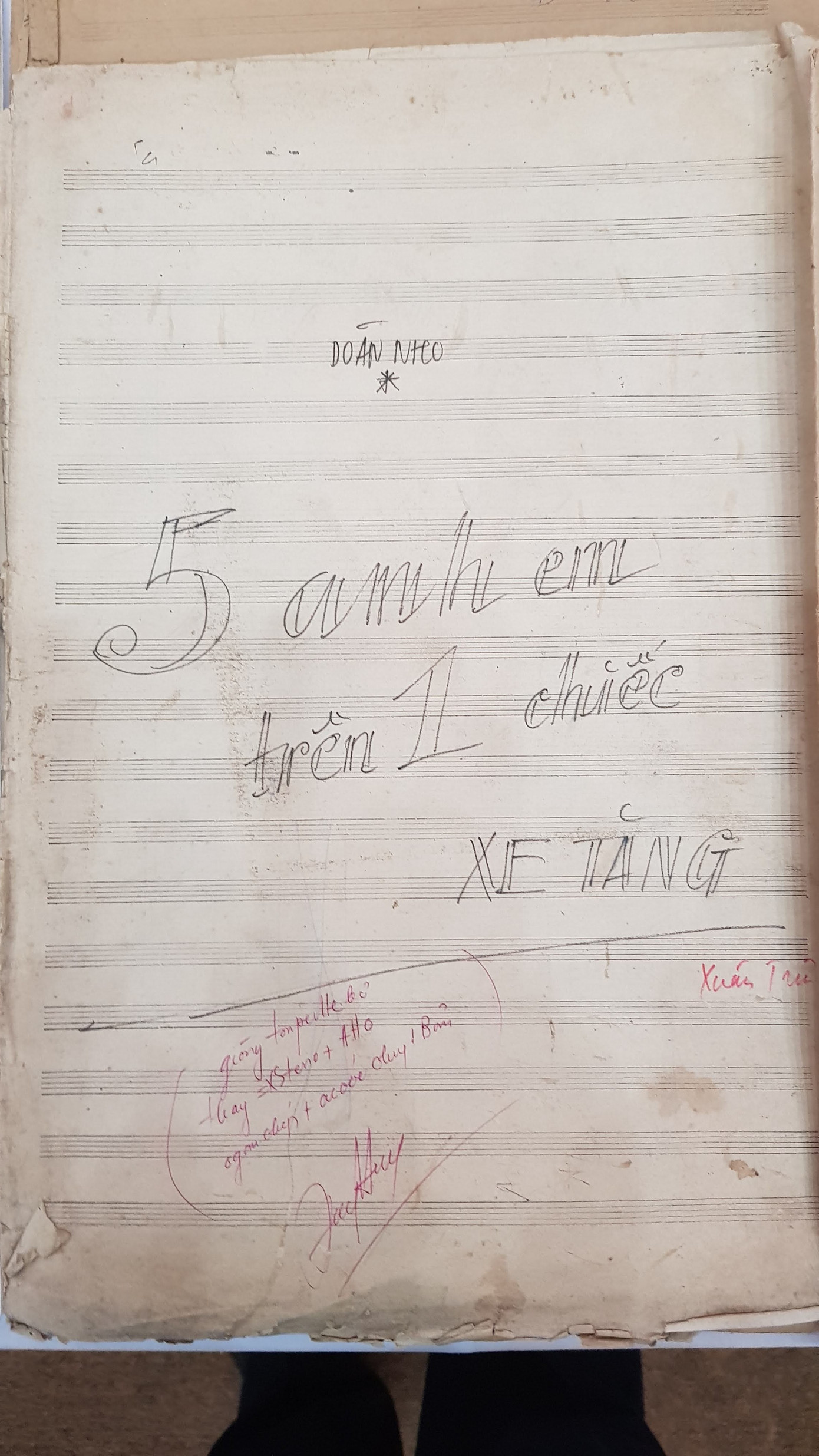 Bản thảo viết tay bài hát nổi tiếng Năm anh em trên một chiếc xe tăng của nhạc sĩ Doãn Nho.