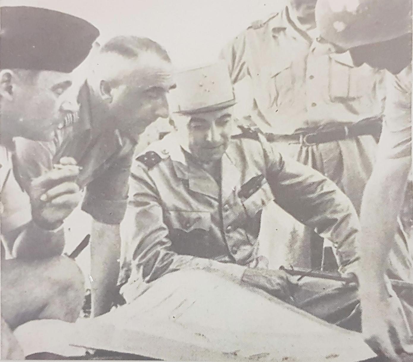 Các tướng lĩnh của quân đội Pháp là Na-va, Cô-nhi, Đờ Ca-xtơ-ri họp bàn kế hoạch xây dựng trận địa phòng thủ tập đoàn cứ điểm Điện Biên Phủ, năm 1953. Nguồn: Lưu trữ Bộ Quốc phòng Pháp.