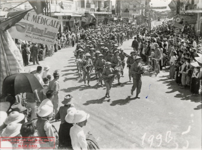 Trung đoàn Thủ Đô đi đầu, về đến phố Hàng Gai, ngày 10/10/1954 khi tiếp quản Thủ đô.