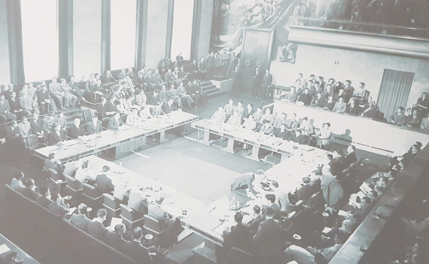 Phiên họp toàn thể bế mạc Hội nghị Giơ-ne-vơ, tháng 7/1954. Nguồn: Viện Lưu trữ Phim ảnh Nhà nước Nga.