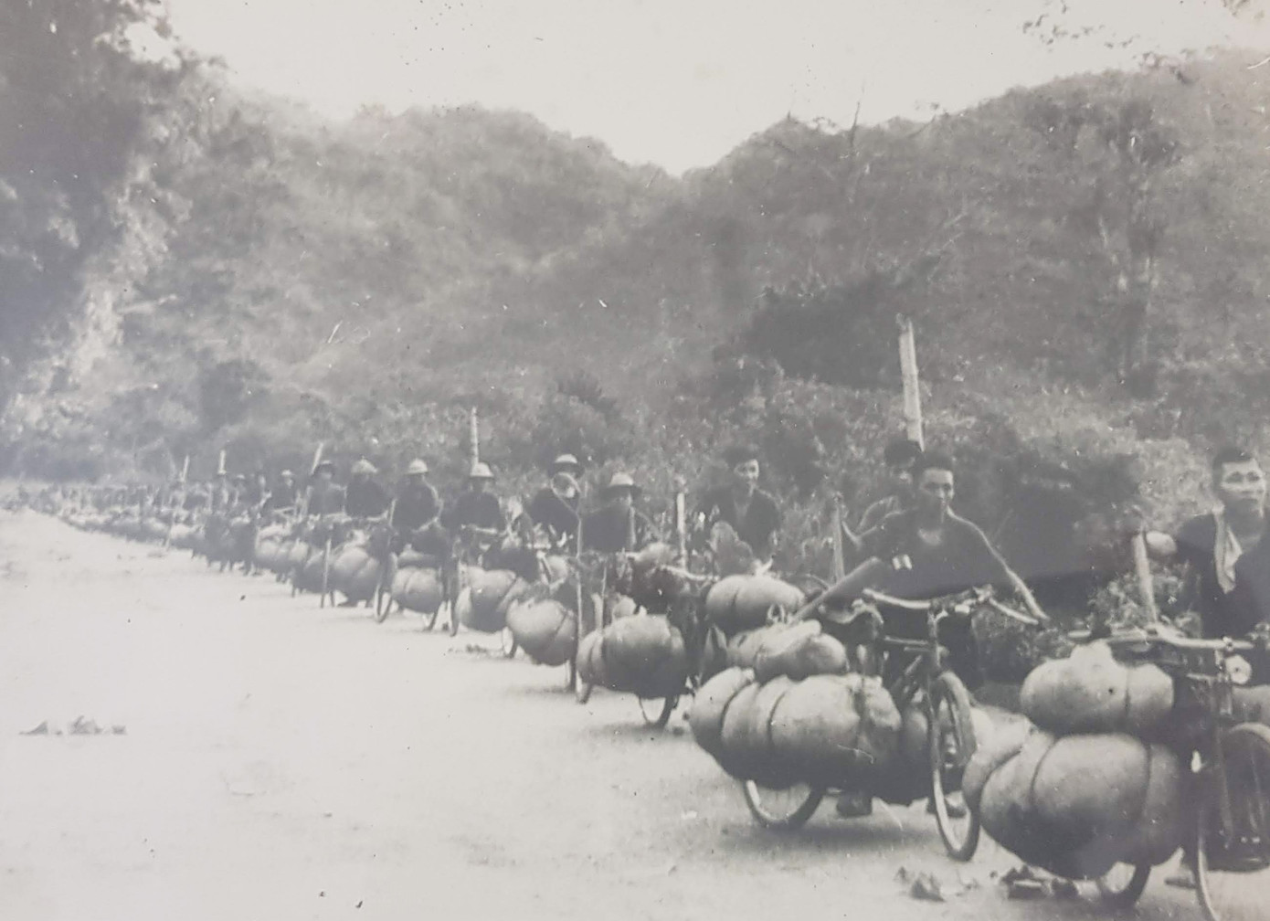 Xe thồ của ta tiếp tế lương thực cho Chiến dịch Điện Biên Phủ.
