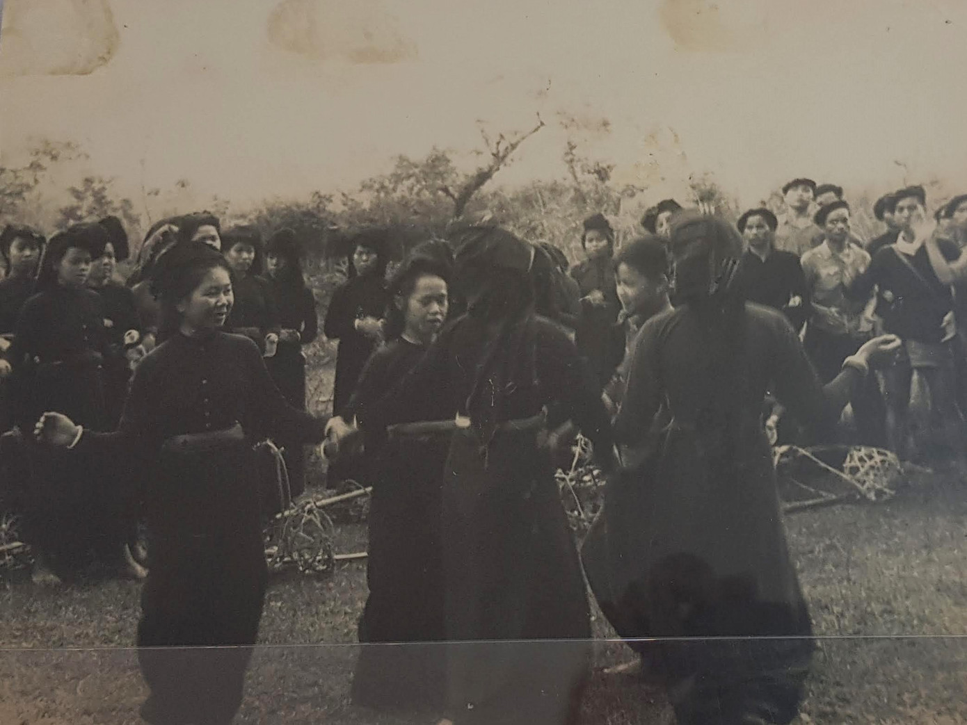 Các dân công miền núi Tây Bắc vui mừng nhảy múa khi nghe tin chiến thắng Điện Biên Phủ.