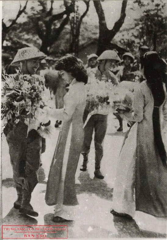 Phụ nữ Hà Nội chào đón bộ đội về giải phóng Thủ đô.