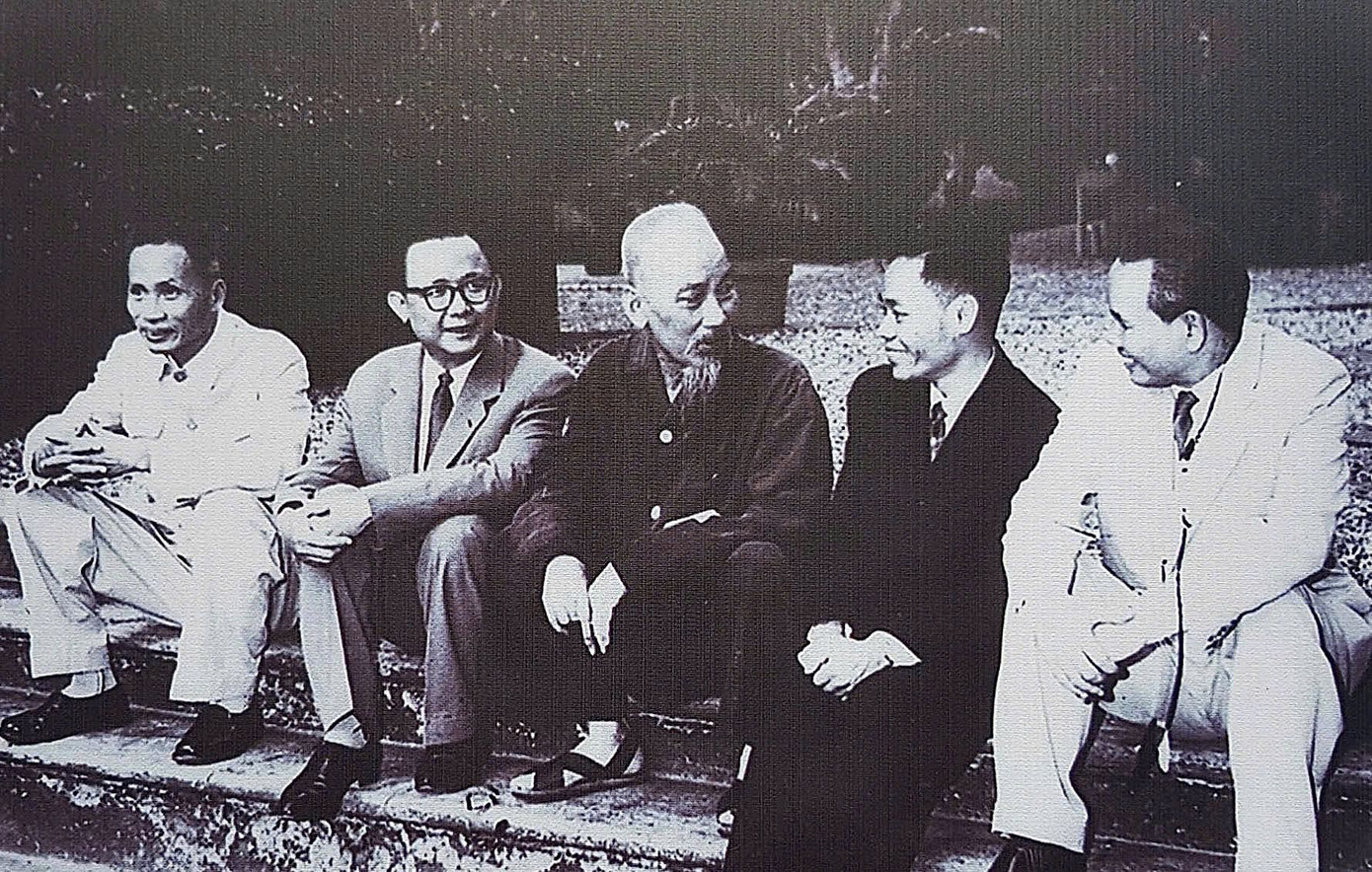 Chủ tịch Hồ Chí Minh và Thủ tướng Phạm Văn Đồng tiếp Đoàn đại biểu đầu tiên của Mặt trận Giải phóng miền Nam thăm miền Bắc, tháng 10/1962. Ảnh: T.L. Chủ tịch Hồ Chí Minh và Thủ tướng Phạm Văn Đồng tiếp Đoàn đại biểu đầu tiên của Mặt trận Giải phóng miền Nam thăm miền Bắc, tháng 10/1962. Ảnh: T.L.