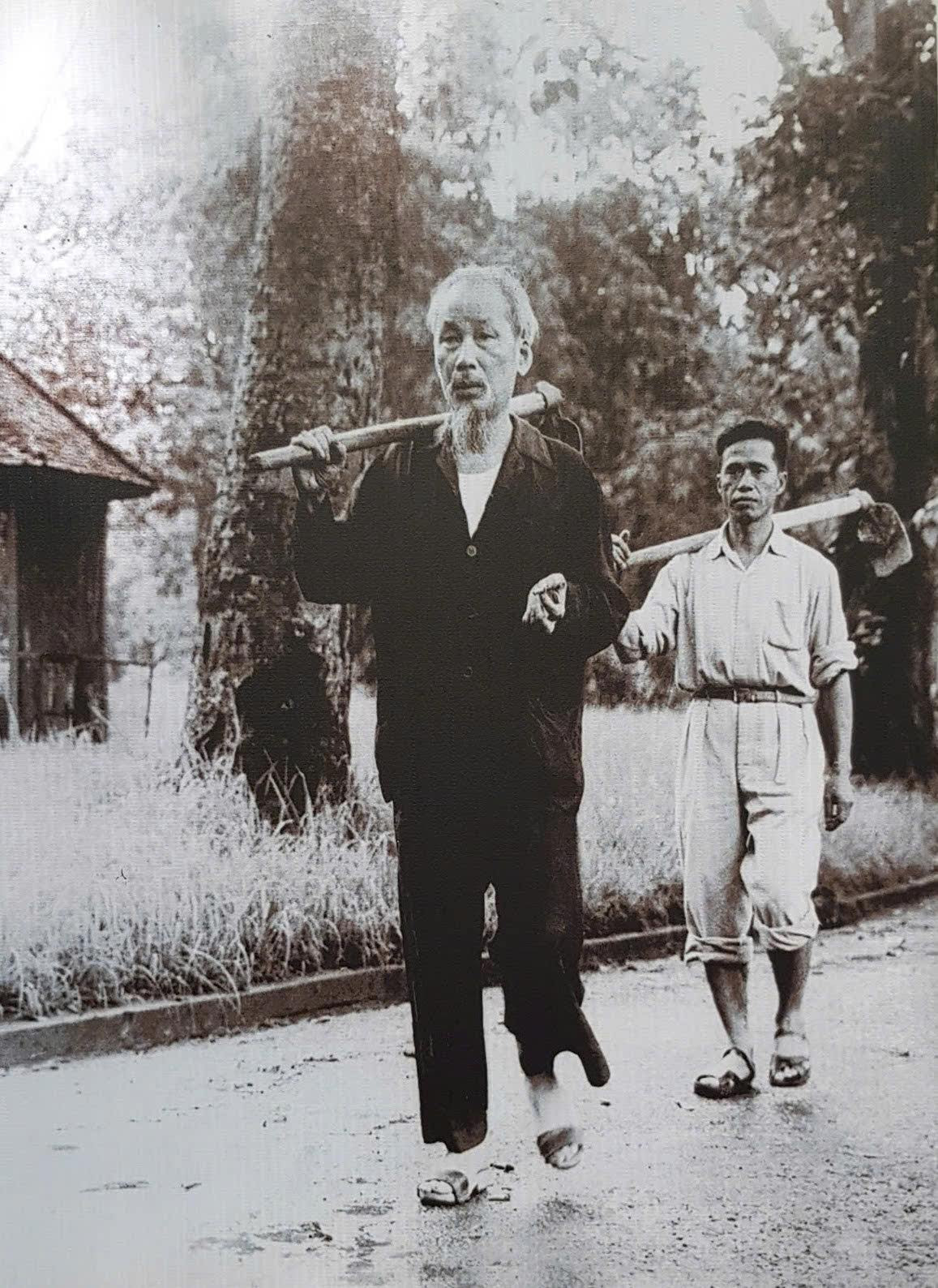 Hình ảnh đời thường của Chủ tịch Hồ Chí Minh cùng anh em phục vụ trong Khu Phủ Chủ tịch. Ảnh: T.L. Hình ảnh đời thường của Chủ tịch Hồ Chí Minh cùng anh em phục vụ trong Khu Phủ Chủ tịch. Ảnh: T.L.