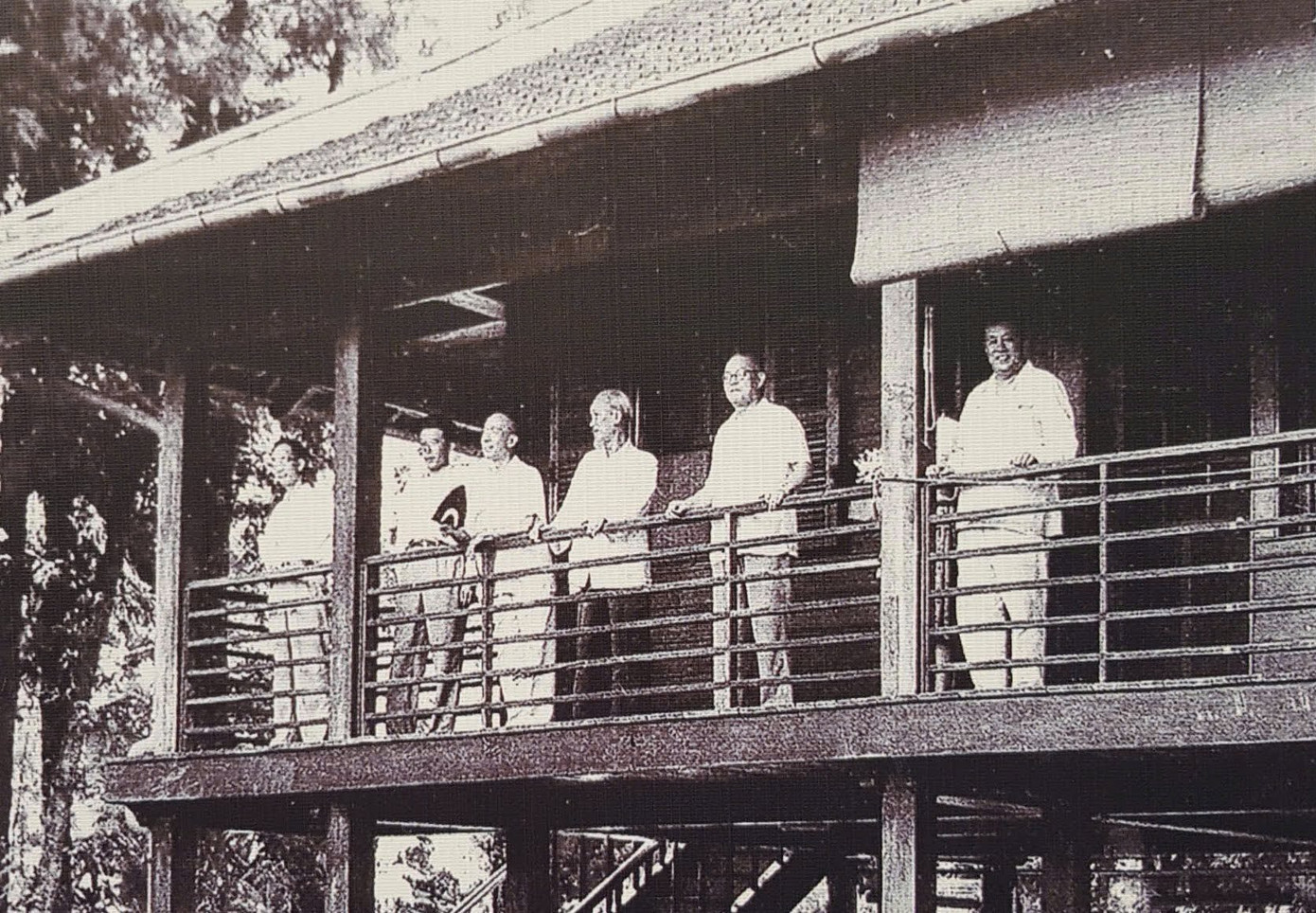 Chủ tịch Hồ Chí Minh tiếp Đoàn đại biểu Đảng Cộng sản Trung Quốc tại tầng 2 nhà sàn. Ảnh: T.L. Chủ tịch Hồ Chí Minh tiếp Đoàn đại biểu Đảng Cộng sản Trung Quốc tại tầng 2 nhà sàn. Ảnh: T.L.