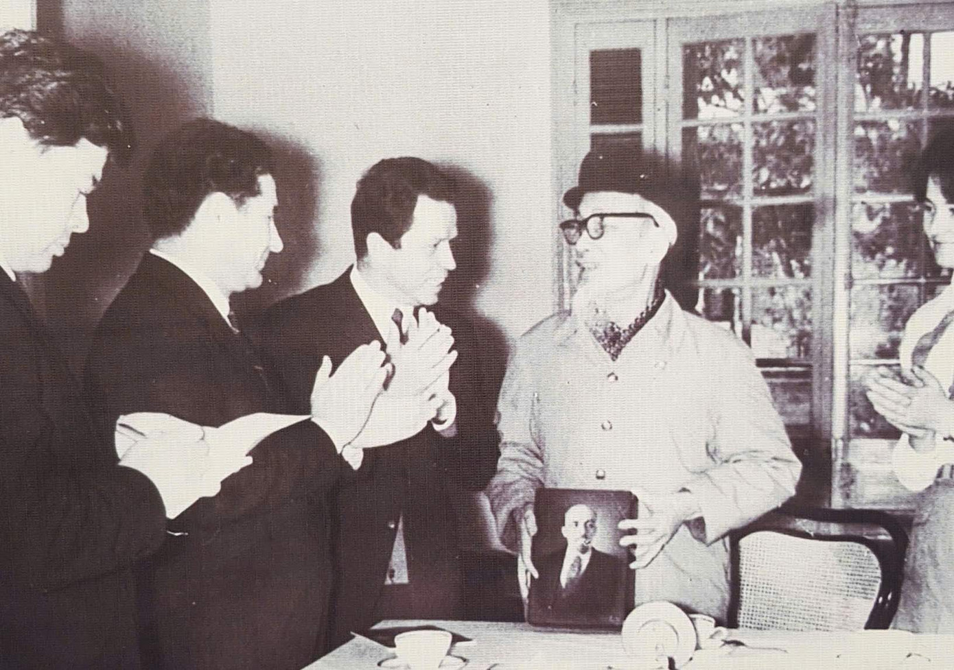 Chủ tịch Hồ Chí Minh tiếp Đoàn Thanh niên Cộng sản Liên Xô tại phòng họp Bộ Chính trị trong Phủ Chủ tịch. Ảnh: T.L. Chủ tịch Hồ Chí Minh tiếp Đoàn Thanh niên Cộng sản Liên Xô tại phòng họp Bộ Chính trị trong Phủ Chủ tịch. Ảnh: T.L.