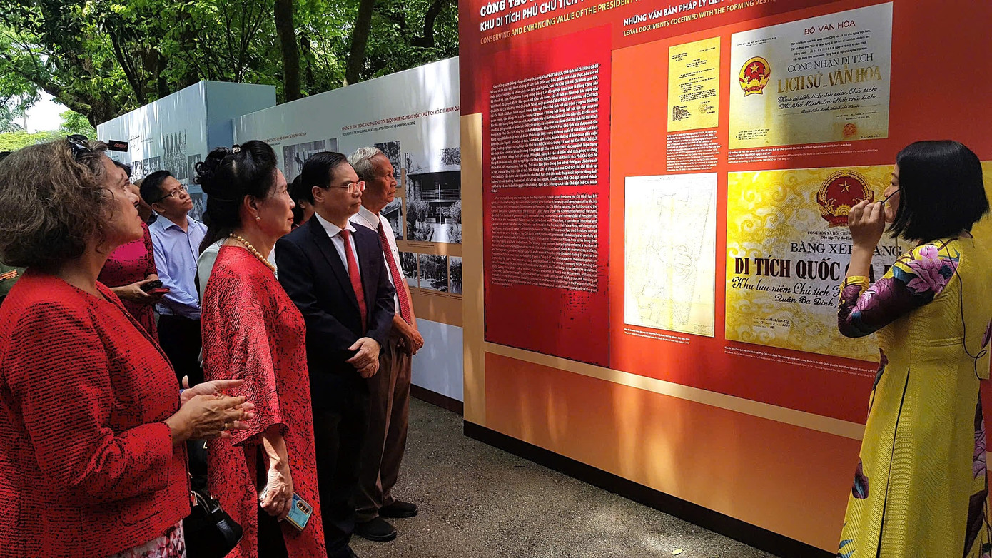Các đại biểu tham quan Triển lãm 55 năm ngày Bác đi xa, 55 năm bảo tồn và phát huy giá trị Khu Di tích Chủ tịch Hồ Chí Minh tại Phủ Chủ tịch”. Ảnh: Kiến Nghĩa. Các đại biểu tham quan Triển lãm 55 năm ngày Bác đi xa, 55 năm bảo tồn và phát huy giá trị Khu Di tích Chủ tịch Hồ Chí Minh tại Phủ Chủ tịch”. Ảnh: Kiến Nghĩa.