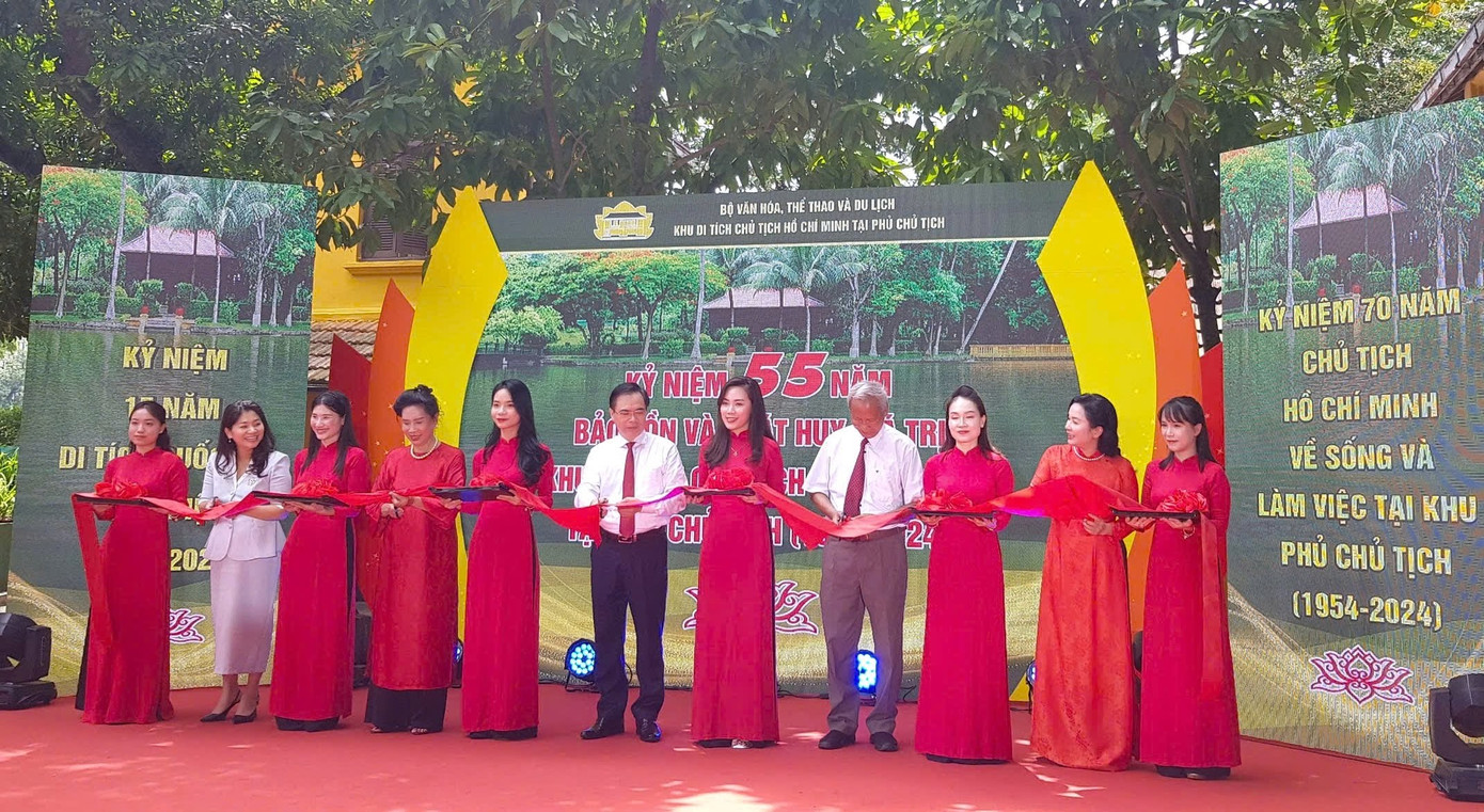 Cắt băng khai mạc Triển lãm 55 năm ngày Bác đi xa, 55 năm bảo tồn và phát huy giá trị Khu Di tích Chủ tịch Hồ Chí Minh tại Phủ Chủ tịch. Ảnh: Kiến Nghĩa. Cắt băng khai mạc Triển lãm 55 năm ngày Bác đi xa, 55 năm bảo tồn và phát huy giá trị Khu Di tích Chủ tịch Hồ Chí Minh tại Phủ Chủ tịch. Ảnh: Kiến Nghĩa.