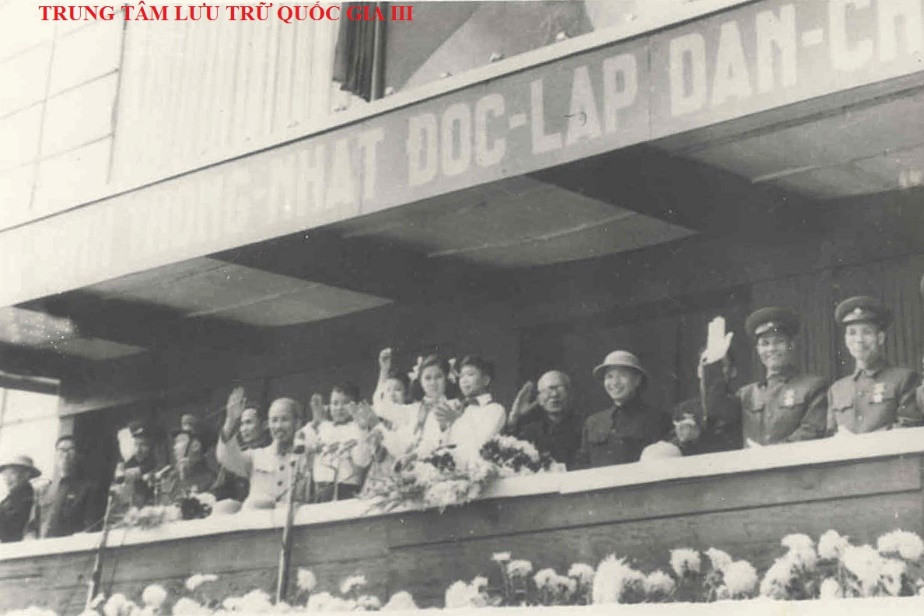 Chủ tịch Hồ Chí Minh cùng các lãnh đạo Đảng, Nhà nước tại Quảng trường Ba Đình, ngày 1/1/1955.