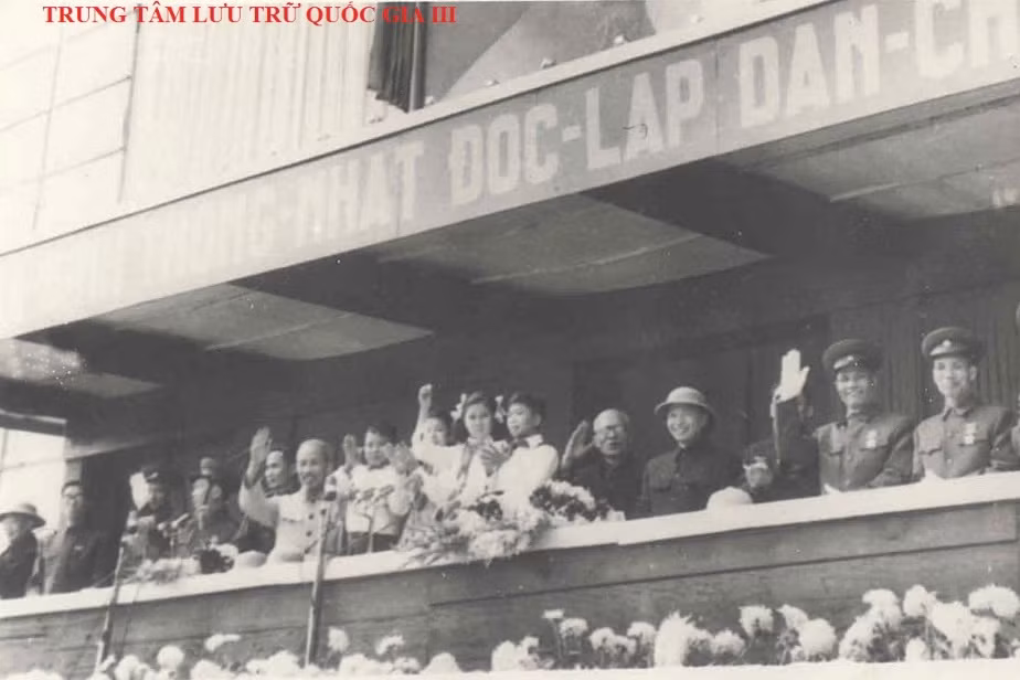 Chủ tịch Hồ Chí Minh cùng các lãnh đạo Đảng, Nhà nước tại Quảng trường Ba Đình, ngày 1/1/1955. Chủ tịch Hồ Chí Minh cùng các lãnh đạo Đảng, Nhà nước tại Quảng trường Ba Đình, ngày 1/1/1955.