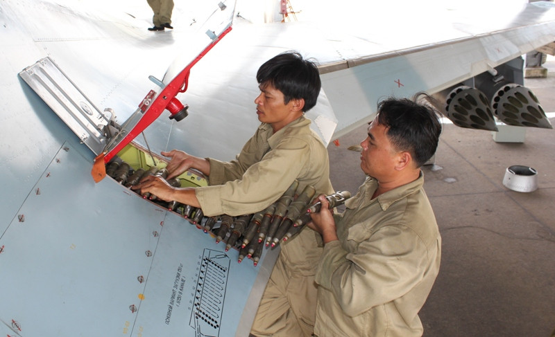 Nhân viên kỷ thật của Sư đoàn 370 nạp đạn