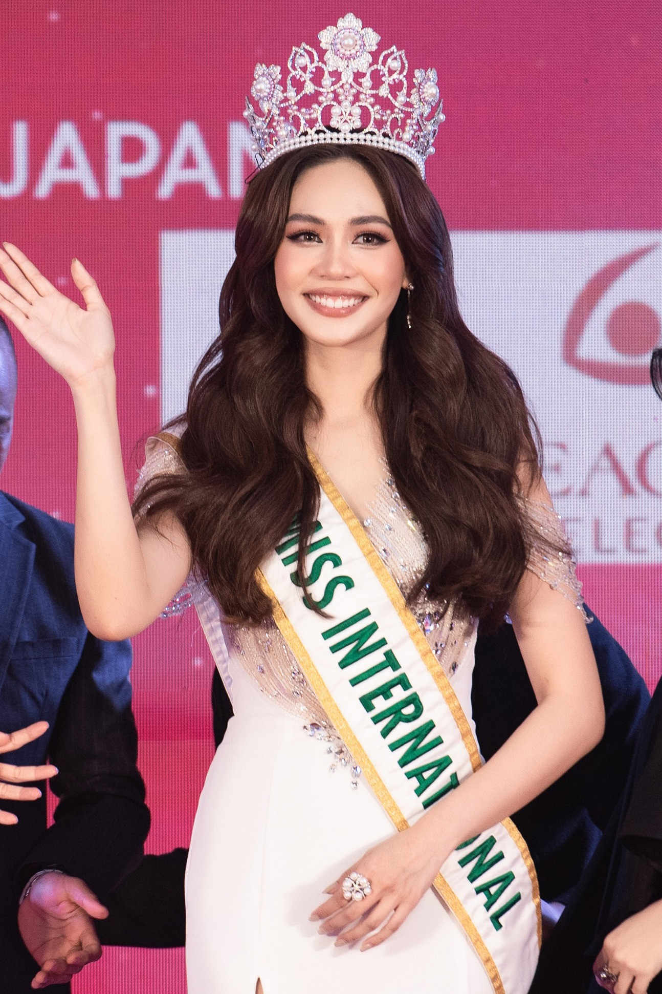 Hoa hậu Quốc tế 2019 Bint Sireethorn Leearamwat xóa bỏ danh hiệu khỏi trang cá nhân.