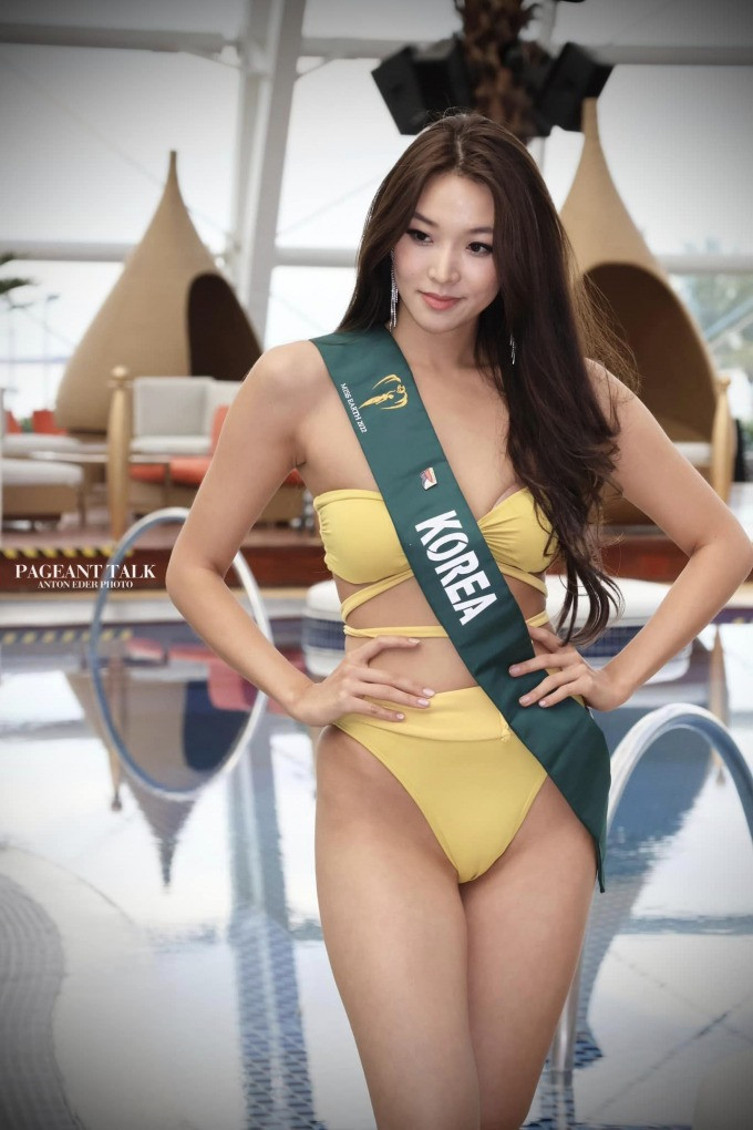 Mặc dù được đánh giá cao, sau khi đăng quang, Mina Sue Choi hoạt động khá mờ nhạt. Cô ít cập nhật hình ảnh trên trang cá nhân và cũng không đi công tác tới nhiều quốc gia trên thế giới. Trang cá nhân của Mina Sue Choi cũng không tăng lượng người follow đột biến như các hoa hậu khác sau đăng quang.