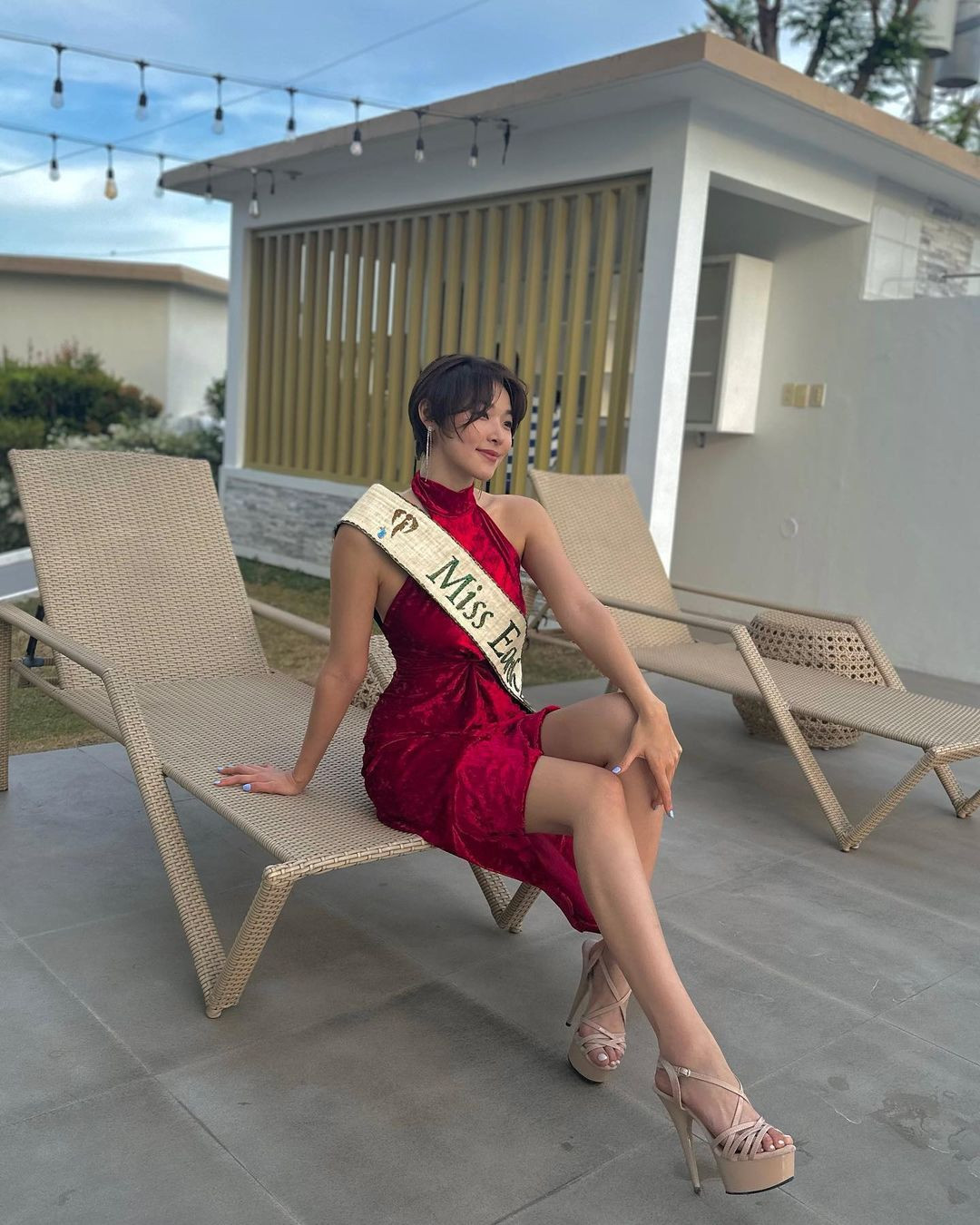 Ngày 30/3, Hoa hậu Trái Đất 2022 Mina Sue Choi tham dự sự kiện ở Philippines. Cô gây chú ý với mái tóc ngắn cá tính. Trước đó, Mina Sue Choi gắn liền với hình ảnh tóc dài khi đăng quang Hoa hậu Trái Đất.