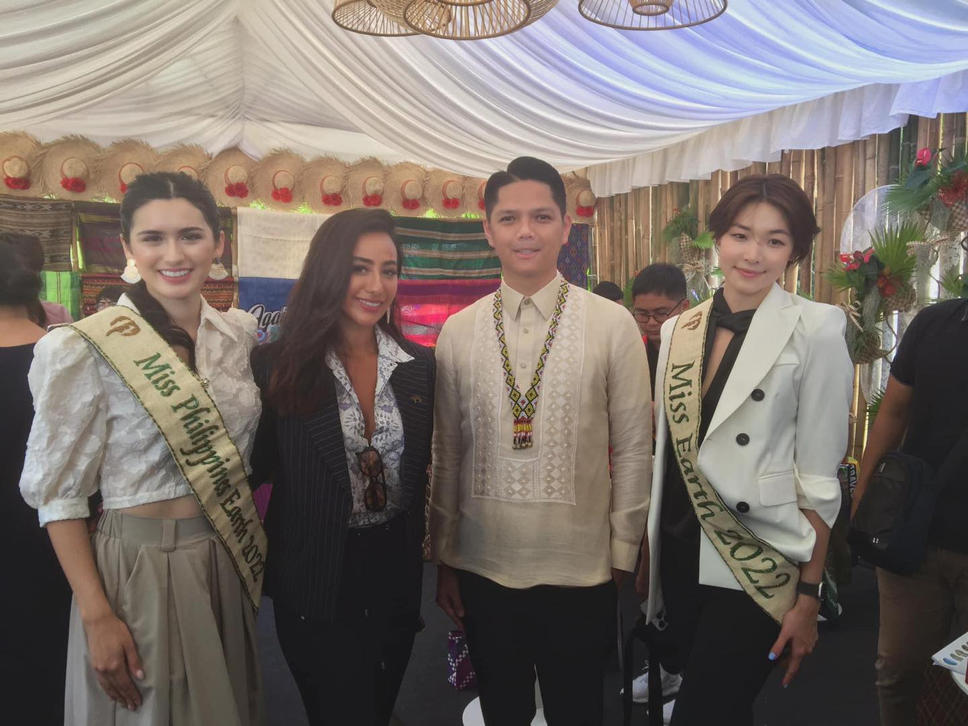 Trước đó, khi tham dự sự kiện cùng Hoa hậu Trái Đất Philippines 2022 Jenny Ramp, Mina Sue Choi mặc giản dị, trang điểm nhẹ nhàng. Người đẹp Hàn Quốc nhận nhiều lời khen.