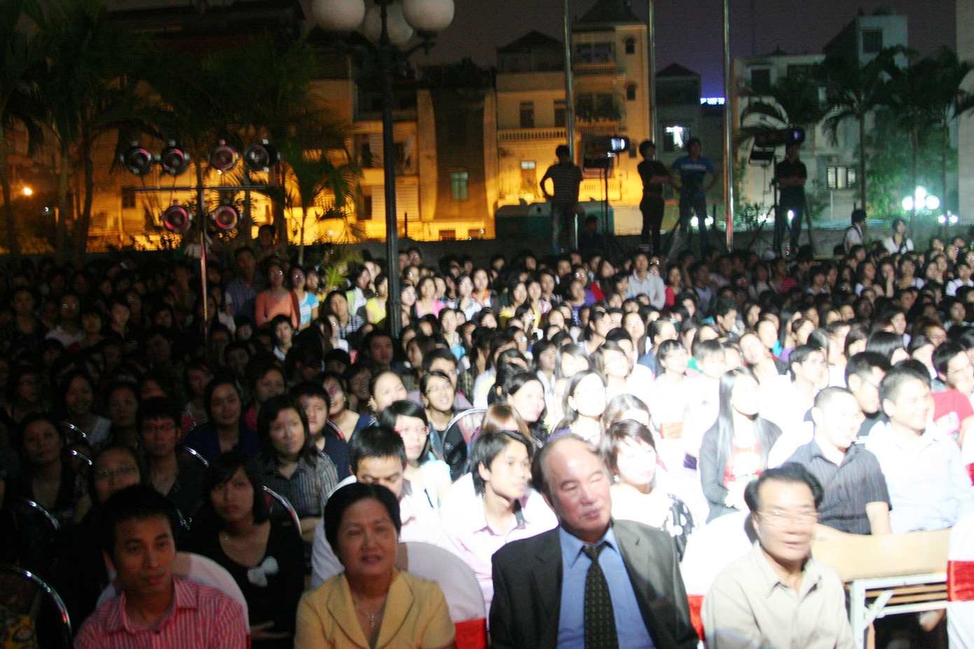 Đông đảo khán giả đã đến cổ vũ cho các thí sinh